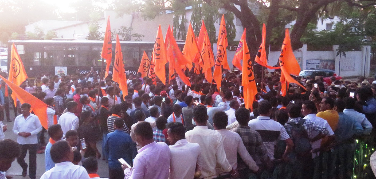 ಹಿಂದೂ ಮಹಾಗಣಪತಿ ಶೋಭಾಯಾತ್ರೆ, ಡಿಜೆಗೆ ಅನುಮತಿ ನೀಡದಿರುವುದನ್ನ ಖಂಡಿಸಿ ಬೃಹತ್ ಪ್ರತಿಭಟನೆ