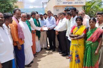 ಗ್ರಾಮೀಣ ಬ್ಯಾಂಕಿನ ವ್ಯವಸ್ಥಾಪಕರ ವಿರುದ್ಧ ರೈತರ ಪ್ರತಿಭಟನೆ