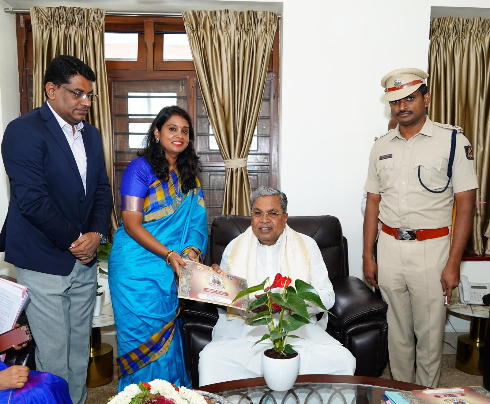 ಸಿಎಂಗೆ ದಸರಾ ಉತ್ಸವಕ್ಕೆ ಆಹ್ವಾನ ನೀಡಿದ ಜಿಲ್ಲಾಧಿಕಾರಿ ಶುಭಾ ಕಲ್ಯಾಣ್