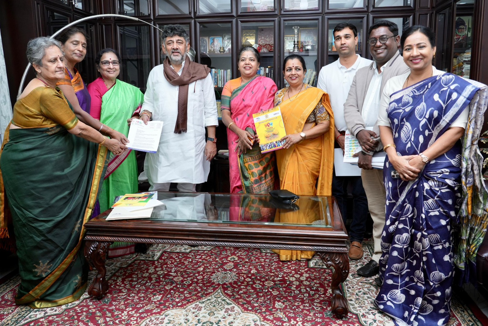 ಡಿಸಿಎಂ ಶಿವಕುಮಾರ್ ಅವರನ್ನು ಕಾರ್ಯಕ್ರಮಕ್ಕೆ ಆಹ್ವಾನಿಸಿದ ಮಹಿಳಾ ಉದ್ಯಮಿಗಳು