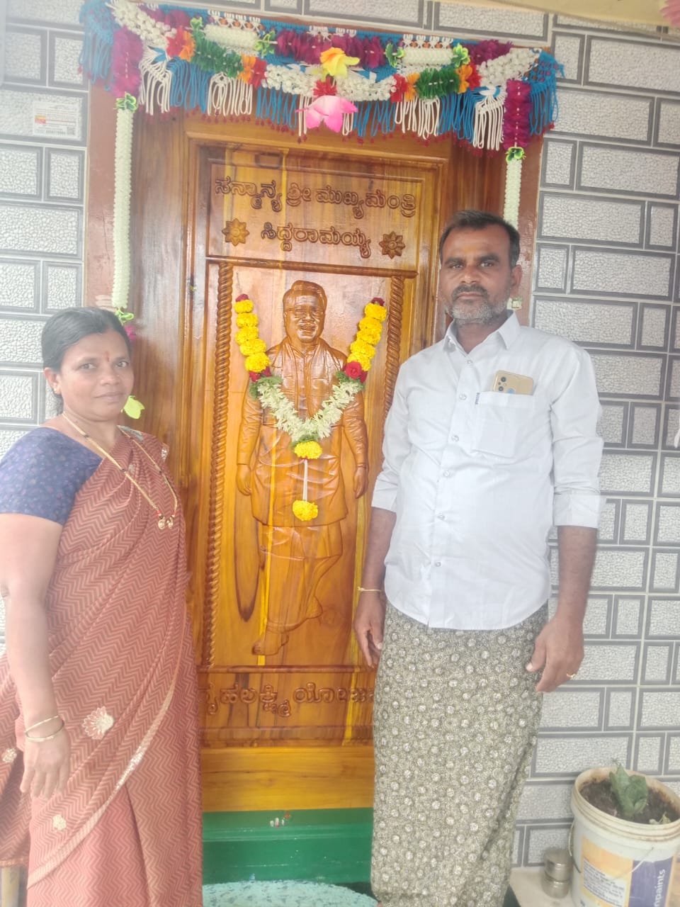 ಮನೆಯ ಬಾಗಿಲಿಗೆ ಸಿ.ಎಂ ಸಿದ್ದರಾಮಯ್ಯನವರ ಚಿತ್ರ ಕೆತ್ತನೆ