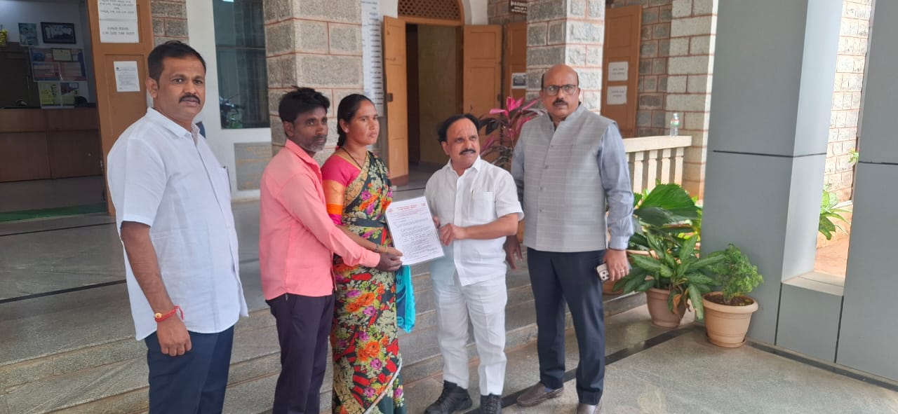 ಮೃತ ವಿದ್ಯಾರ್ಥಿನಿ ವರ್ಷಿತಾಳ ಕುಟುಂಬಕ್ಕೆ ಉದ್ಯೋಗ ಪತ್ರ ವಿತರಿಸಿದ ಸಚಿವ ಸುಧಾಕರ್