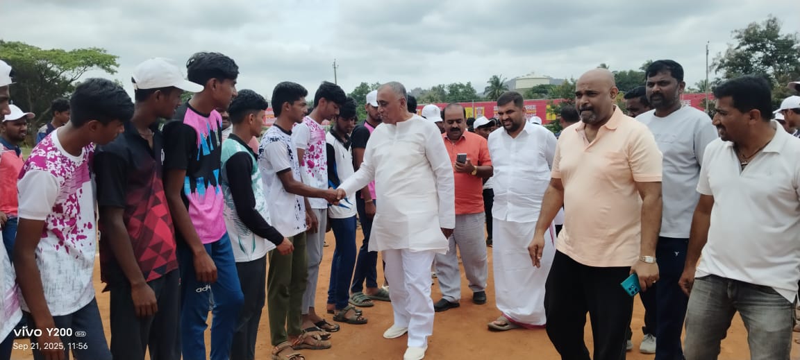 ಜಮುರಾ ಕ್ರಿಕೆಟ್ ಪೈನಲ್ ಪಂದ್ಯಕ್ಕೆ ಚಾಲನೆ ನೀಡಿದ ಮಾಜಿ ಶಾಸಕ ತಿಪ್ಪಾರೆಡ್ಡಿ