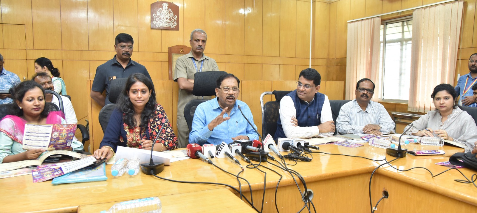 ಸಾರೋಟಿನಲ್ಲಿ ಗ್ರಾಮ ದೇವತೆಗಳ ಮೆರವಣಿಗೆ-ಜಿ.ಪರಮೇಶ್ವರ್