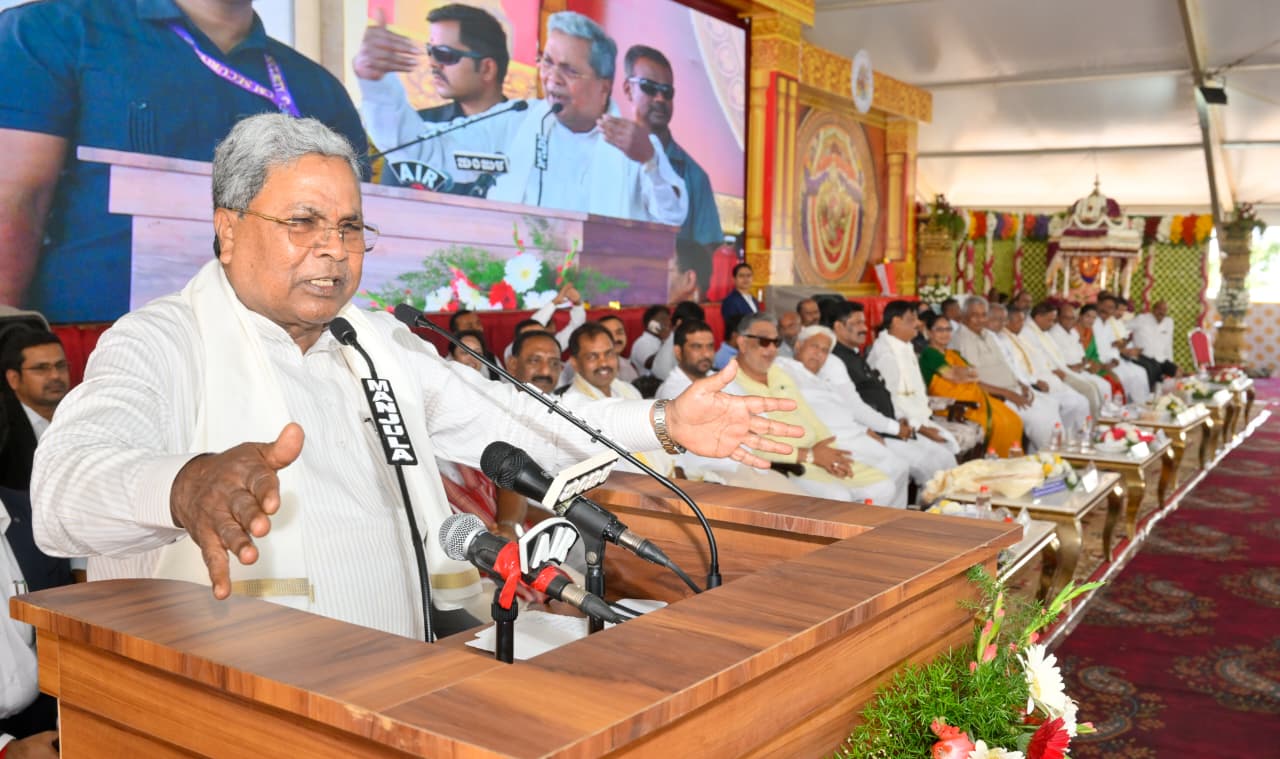 ಗುಡಿ-ಚರ್ಚು-ಮಸೀದಿ ಬಿಟ್ಟು ಹೊರ ಬನ್ನಿ: ಸಿಎಂ