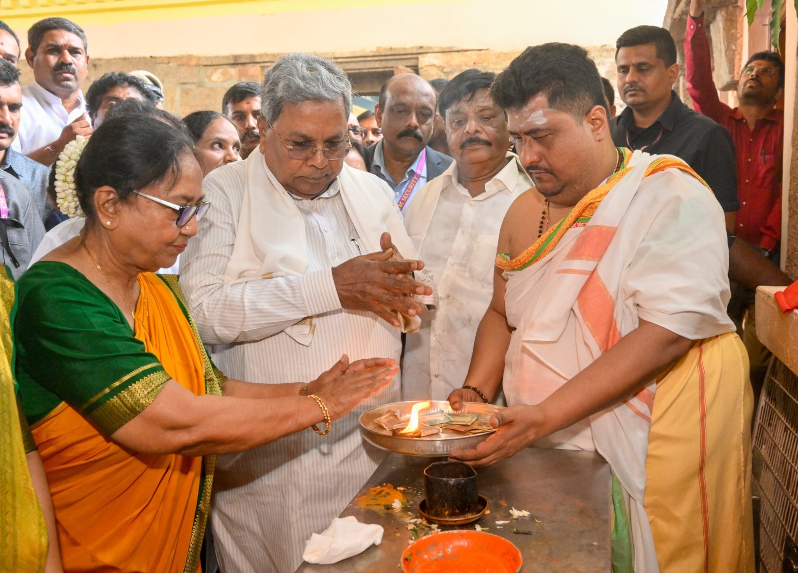 ಚಾಮುಂಡೇಶ್ವರಿ ದರ್ಶನ ಪಡೆದು ವಿಶೇಷ ಪೂಜೆ ಸಲ್ಲಿಸಿದ ಸಿಎಂ, ಬಾನು ಮುಷ್ತಾಕ್