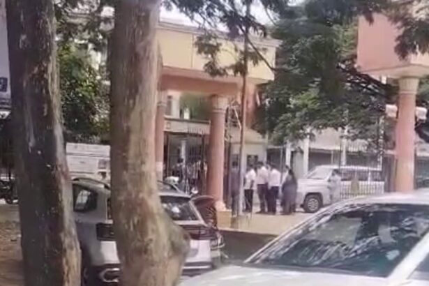 ಕಚೇರಿಗೆ ತಡವಾಗಿ ಬರುತ್ತಿದ್ದ ಅಧಿಕಾರಿ, ಸಿಬ್ಬಂದಿಗಳನ್ನು ಹೊರಗೆ ನಿಲ್ಲಿಸಿದ ಜಿಪಂ ಸಿಇಒ