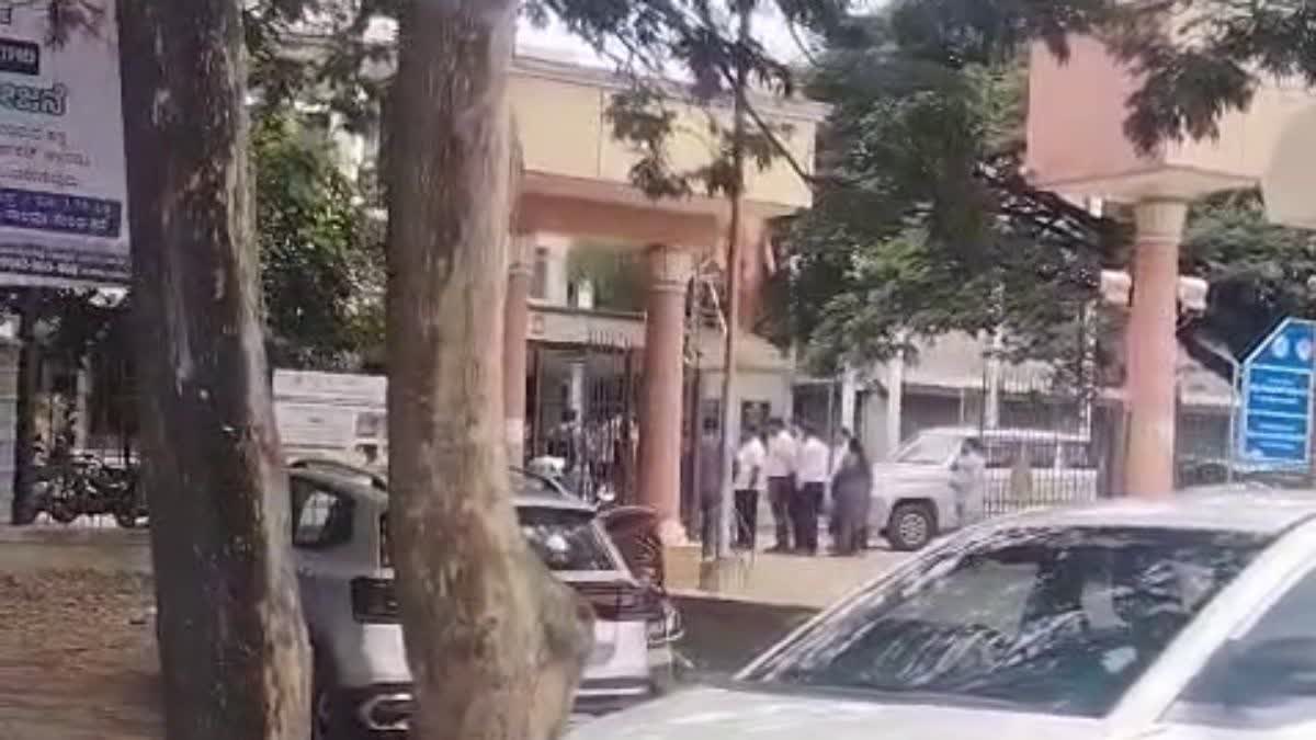 ಕಚೇರಿಗೆ ತಡವಾಗಿ ಬರುತ್ತಿದ್ದ ಅಧಿಕಾರಿ, ಸಿಬ್ಬಂದಿಗಳನ್ನು ಹೊರಗೆ ನಿಲ್ಲಿಸಿದ ಜಿಪಂ ಸಿಇಒ