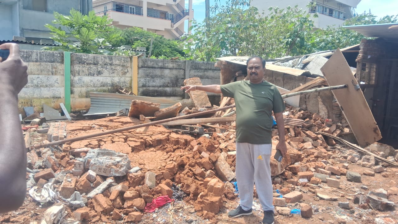 ಯಾವುದೇ ಮಾಹಿತಿ ನೀಡದೆ ವಾಸದ ಮನೆ ದ್ವಂಸ