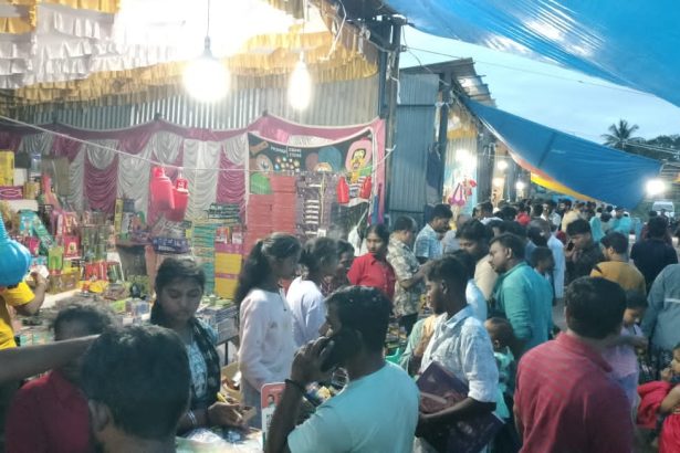 ನಿರ್ಬಂಧದ ನಡುವೆಯೂ ಪಟಾಕಿ ಮಾರಾಟ ಜೋರು