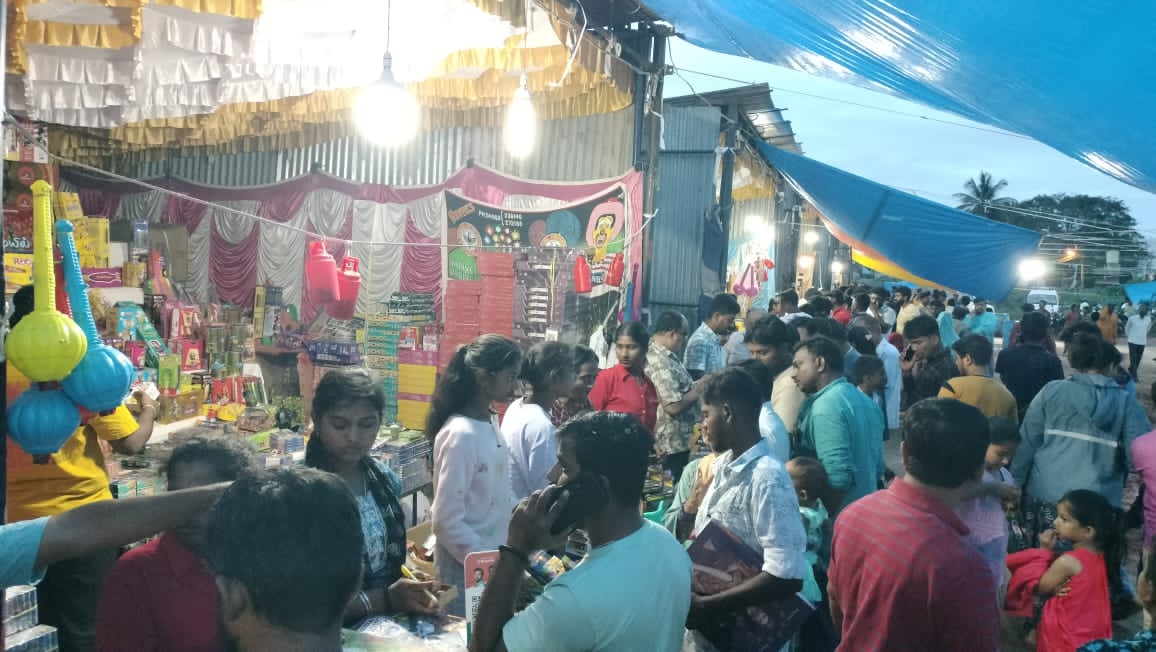 ನಿರ್ಬಂಧದ ನಡುವೆಯೂ ಪಟಾಕಿ ಮಾರಾಟ ಜೋರು