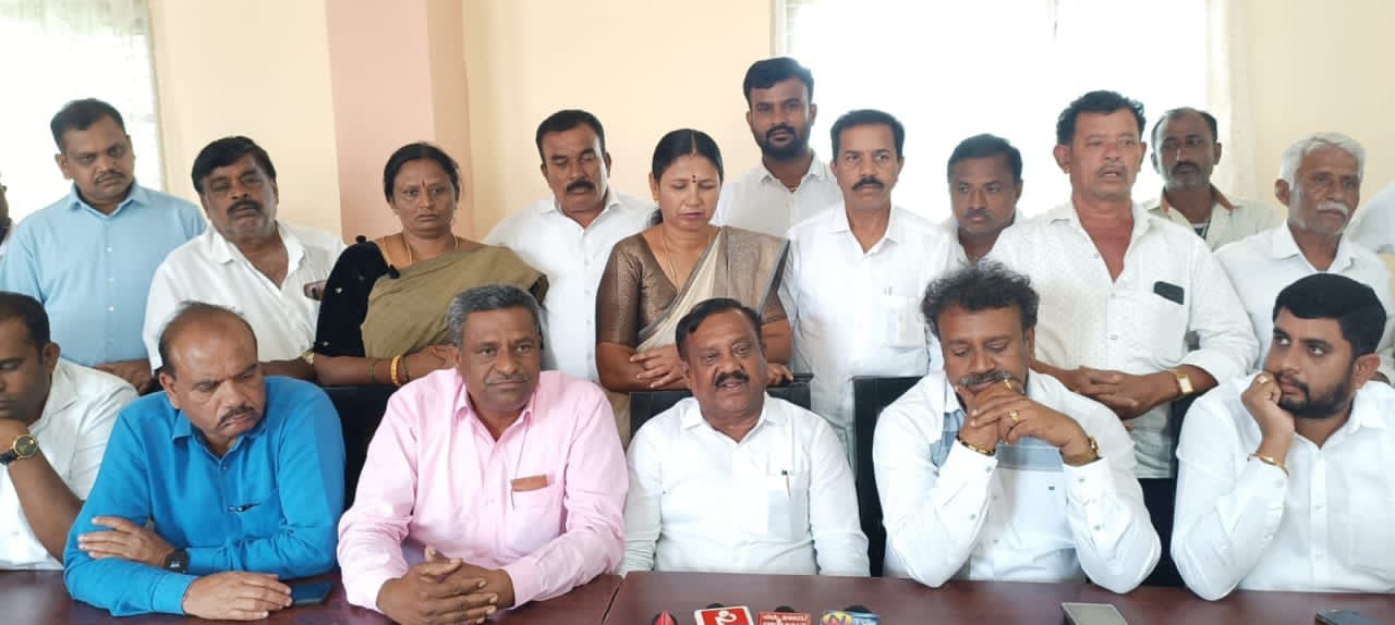 TAPMCS ಚುನಾವಣೆ ನಾಮಪತ್ರ ಹಿಂಪಡೆದ ಕಾಂಗ್ರೆಸ್ ಬೆಂಬಲಿತ  ಅಭ್ಯರ್ಥಿ ರಂಗಪ್ಪ