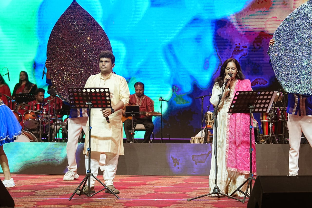 ಸತತ 12 ಗಂಟೆವರೆಗೆ 87 ಹಾಡು ಹಾಡಿದ ಮಾನಸ ಹೊಳ್ಳ