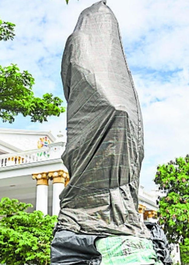 ಅನಾಥವಾದ ದೇವರಾಜ ಅರಸರ ಪ್ರತಿಮೆ