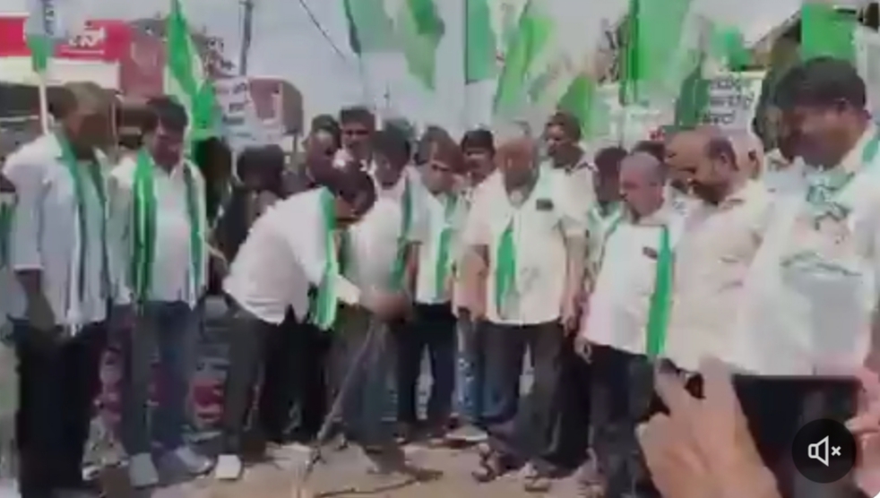 ಕಾಂಕ್ರೀಟ್‌ ಹಾಕಿ ಗುಂಡಿ ಮುಚ್ಚಿ ಪ್ರತಿಭಟಿಸಿದ ಜೆಡಿಎಸ್‌ಕಾರ್ಯಕರ್ತರು
