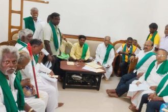 ಬೆಳೆ ವಿಮೆ, ಬೆಳೆ ನಷ್ಟ ಪರಿಹಾರ ಹಾಗೂ ಬರ ಪೀಡಿತ ತಾಲೂಕು ಘೋಷಣೆಗೆ ಪ್ರತಿಭಟನೆ