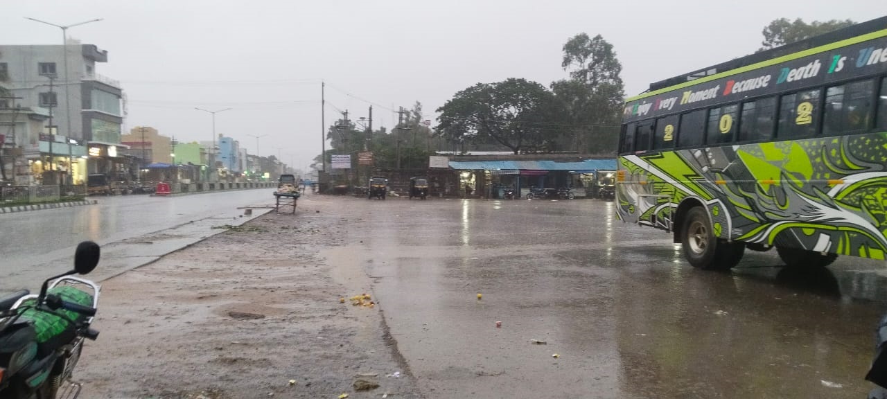 ಇಡೀ ದಿನ ಜಿಟಿಜಿಟಿ ಮಳೆ, ಜನ ಹೈರಾಣು