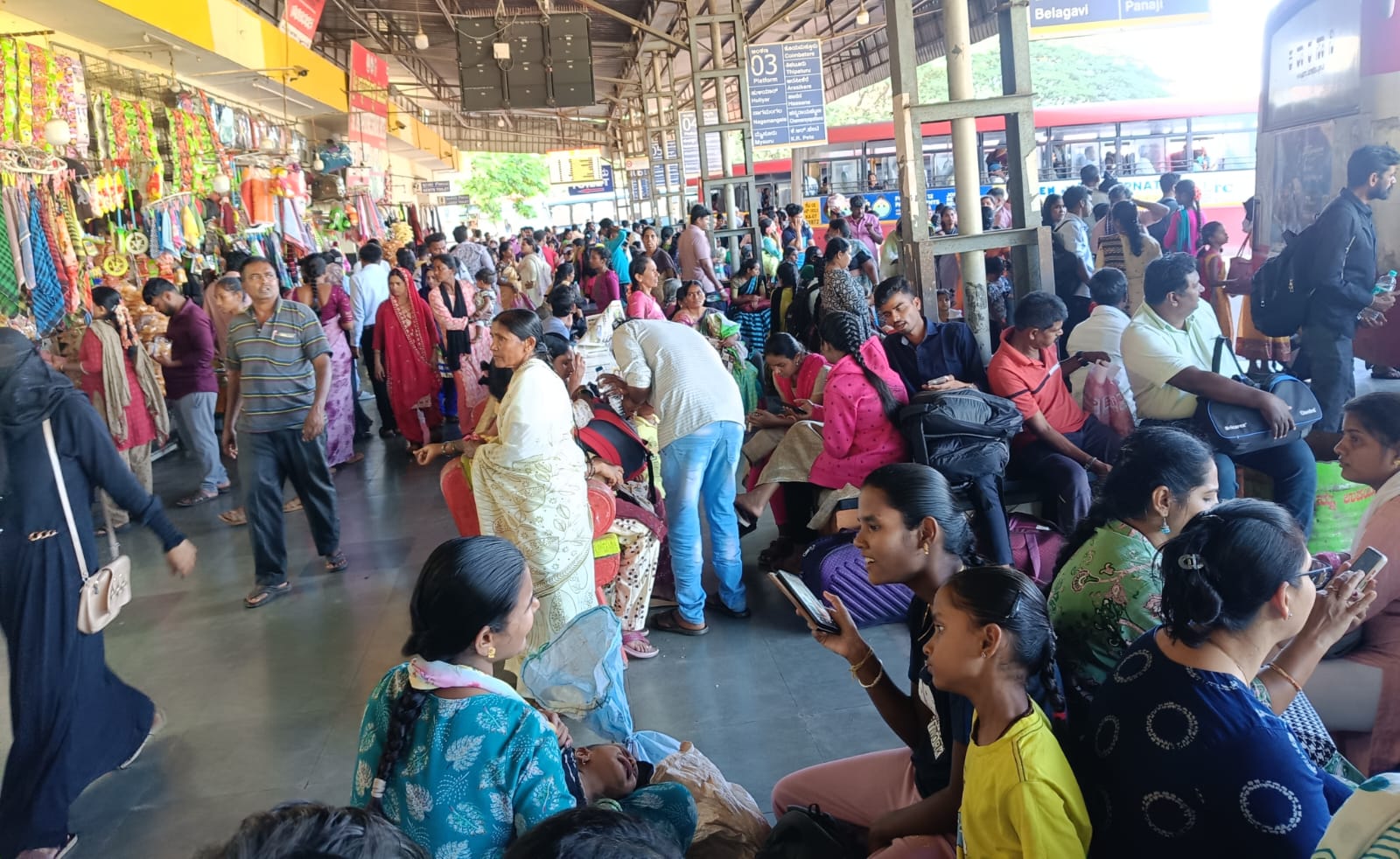 ಉದ್ಯೋಗ ನಿರೀಕ್ಷಿಸಿ ವಲಸೆ ಹೋಗುತ್ತಿರುವ ಯುವ ಪೀಳಿಗೆ