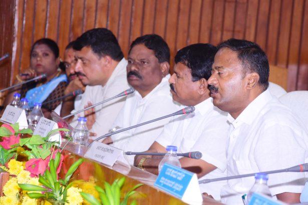 ಪಂಚ ಗ್ಯಾರಂಟಿ, ಚಿತ್ರದುರ್ಗ ಜಿಲ್ಲೆಗೆ 2588.64 ಕೋಟಿ ವ್ಯಯ- ಉಪಾಧ್ಯಕ್ಷ ದಿನೇಶ್ ಗೂಳಿಗೌಡ