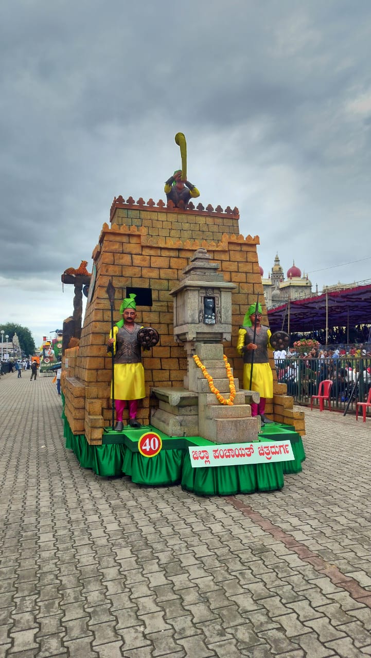 ಮೈಸೂರು ದಸರಾ ಸ್ತಬ್ಧ ಚಿತ್ರ ಪ್ರದರ್ಶನದಲ್ಲಿ ಚಿತ್ರದುರ್ಗ ಜಿಲ್ಲಾಡಳಿತ ವ್ಯವಸ್ಥೆ ಮಾಡಿದ್ದ ಸ್ತಬ್ಧ ಚಿತ್ರಕ್ಕೆ ಪ್ರಥಮ ಬಹುಮಾನ ಲಭ್ಯ