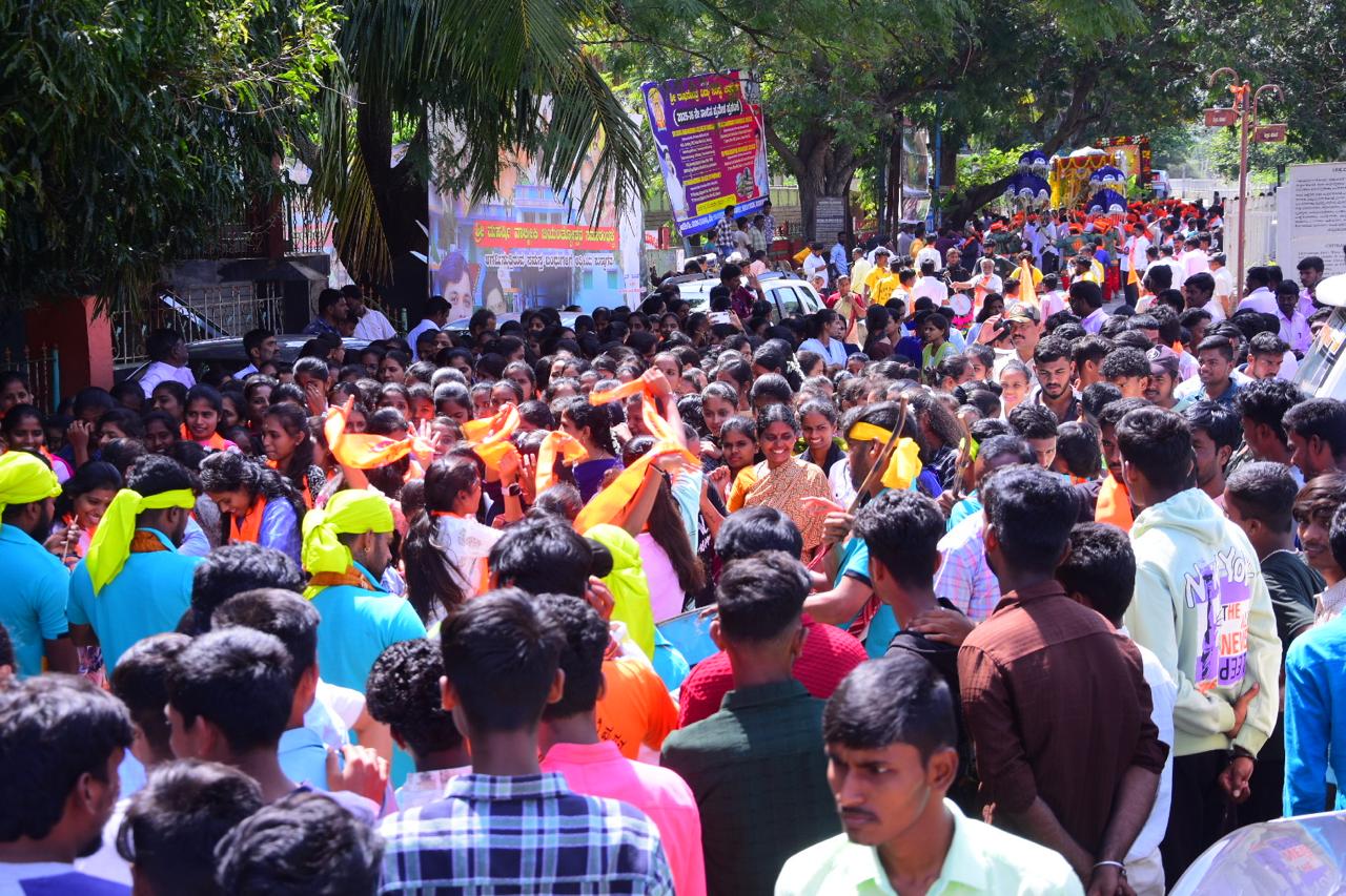 ವಾಲ್ಮೀಕಿ ಜಯಂತಿ: ಅದ್ಧೂರಿ ಮೆರವಣಿಗೆ