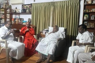 ಮಾಜಿ ಪ್ರಧಾನಿ ದೇವೇಗೌಡರನ್ನು ಶ್ರೀ ಬಸವಮೂರ್ತಿ ಮಾದಾರ ಚನ್ನಯ್ಯ ಸ್ವಾಮೀಜಿ ಭೇಟಿಯಾಗಿ ಆರೋಗ್ಯ ವಿಚಾರಿಸಿದರು