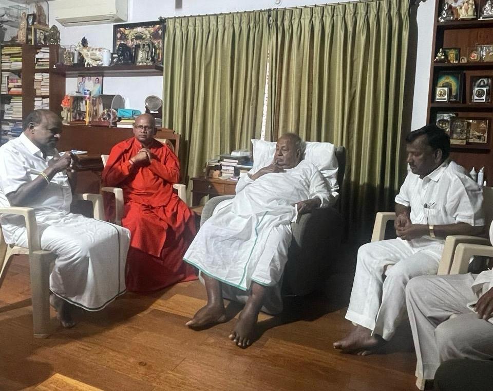 ಮಾಜಿ ಪ್ರಧಾನಿ ದೇವೇಗೌಡರನ್ನು ಶ್ರೀ ಬಸವಮೂರ್ತಿ ಮಾದಾರ ಚನ್ನಯ್ಯ ಸ್ವಾಮೀಜಿ ಭೇಟಿಯಾಗಿ ಆರೋಗ್ಯ ವಿಚಾರಿಸಿದರು