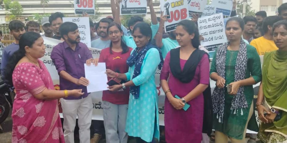 ನಿರುದ್ಯೋಗಿಗಳಿಂದ ಬೃಹತ್ ಪ್ರತಿಭಟನೆ