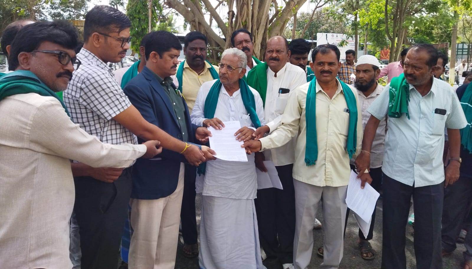 ಮೆಕ್ಕೆಜೋಳ ಖರೀದಿ ಕೇಂದ್ರ ತೆರೆಯಲು ರೈತರ ಮನವಿ