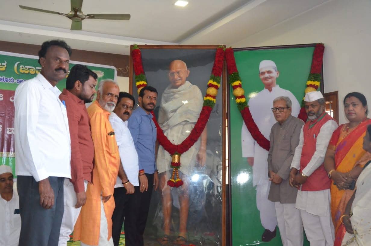 ಜೆಡಿಎಸ್ ಕಚೇರಿಯಲ್ಲಿ ಗಾಂಧಿ, ಶಾಸ್ತ್ರೀ ಮತ್ತು ವಿಜಯ ದಶಮಿ ಹಬ್ಬ ಆಚರಿಸಲಾಯಿತು