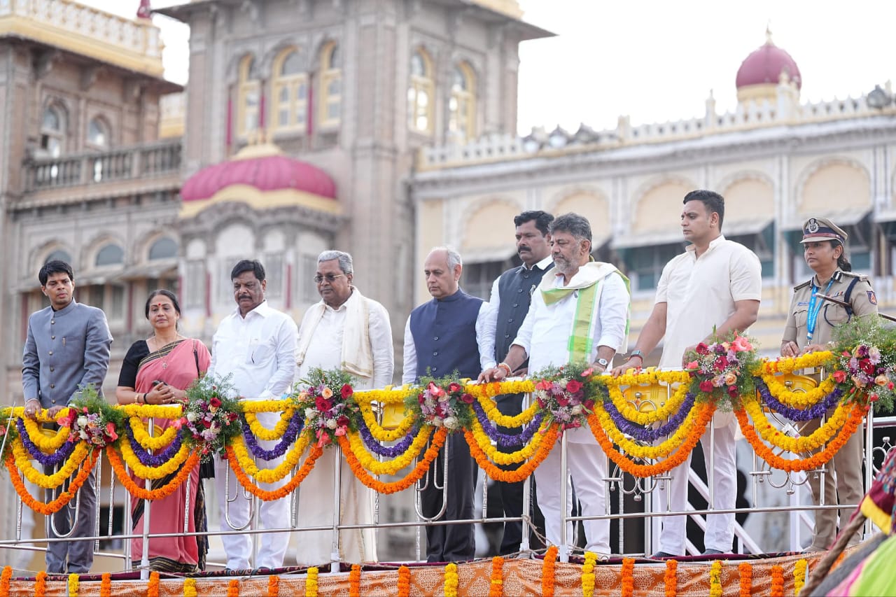 ಜಂಬೂಸವಾರಿಗೆ ಪುಷ್ಪಾರ್ಚನೆ ಮೂಲಕ ಸಿಎಂ, ಡಿಸಿಎಂ ಚಾಲನೆ