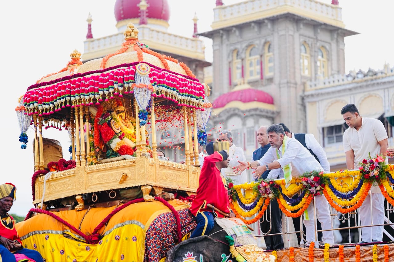 ಕಣ್ಮನ ಸೆಳೆದ ವಿಶ್ವವಿಖ್ಯಾತ ಜಂಬೂಸವಾರಿ