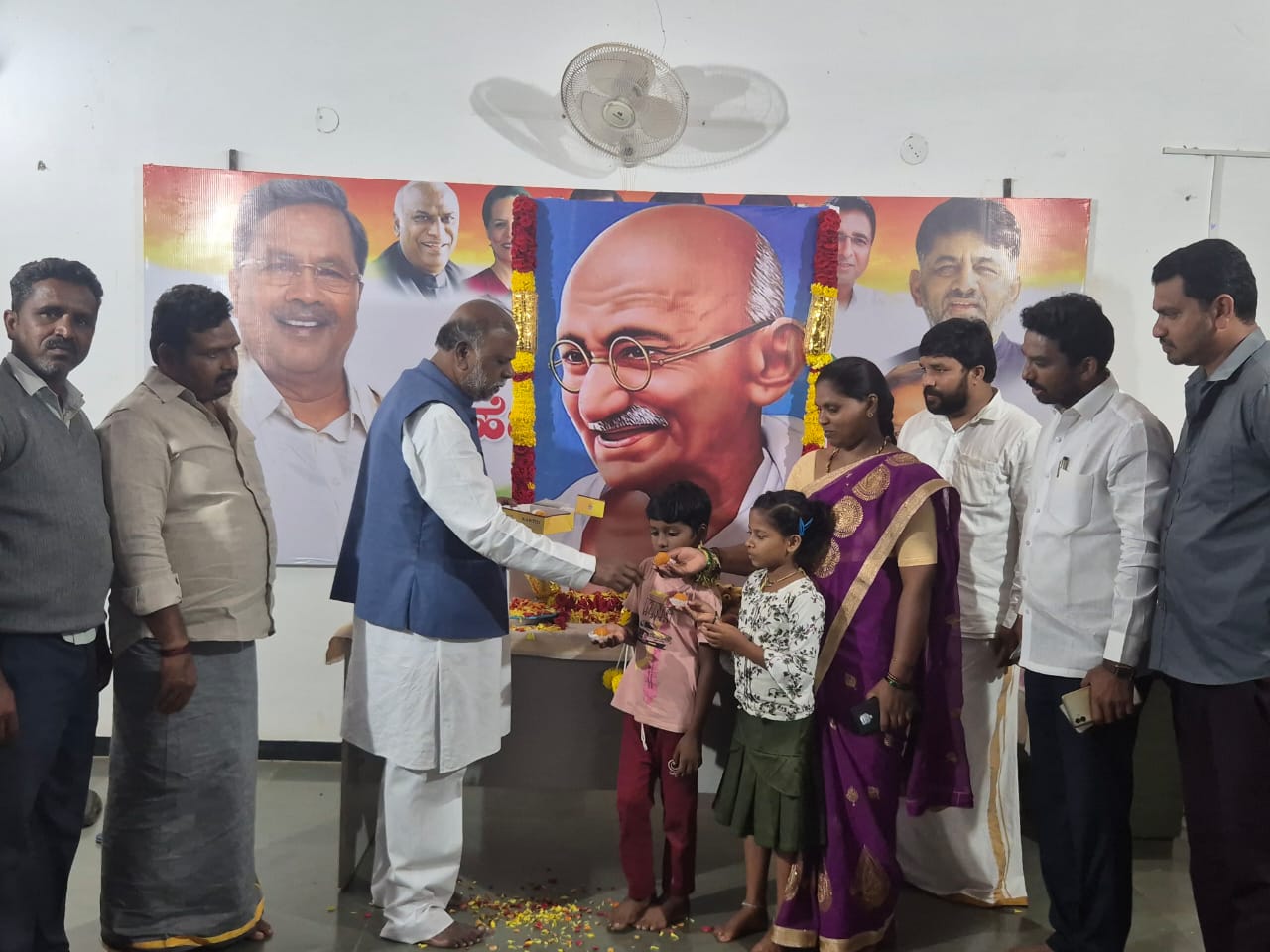 ಅಹಿಂಸೆ, ಸತ್ಯದ ಹಾದಿಯಲ್ಲಿ ಸ್ವಾತಂತ್ರ್ಯ ಕೊಡಿಸಿದ ಮಹಾನ್ ನಾಯಕ ಗಾಂಧಿ- ಆಂಜನೇಯ