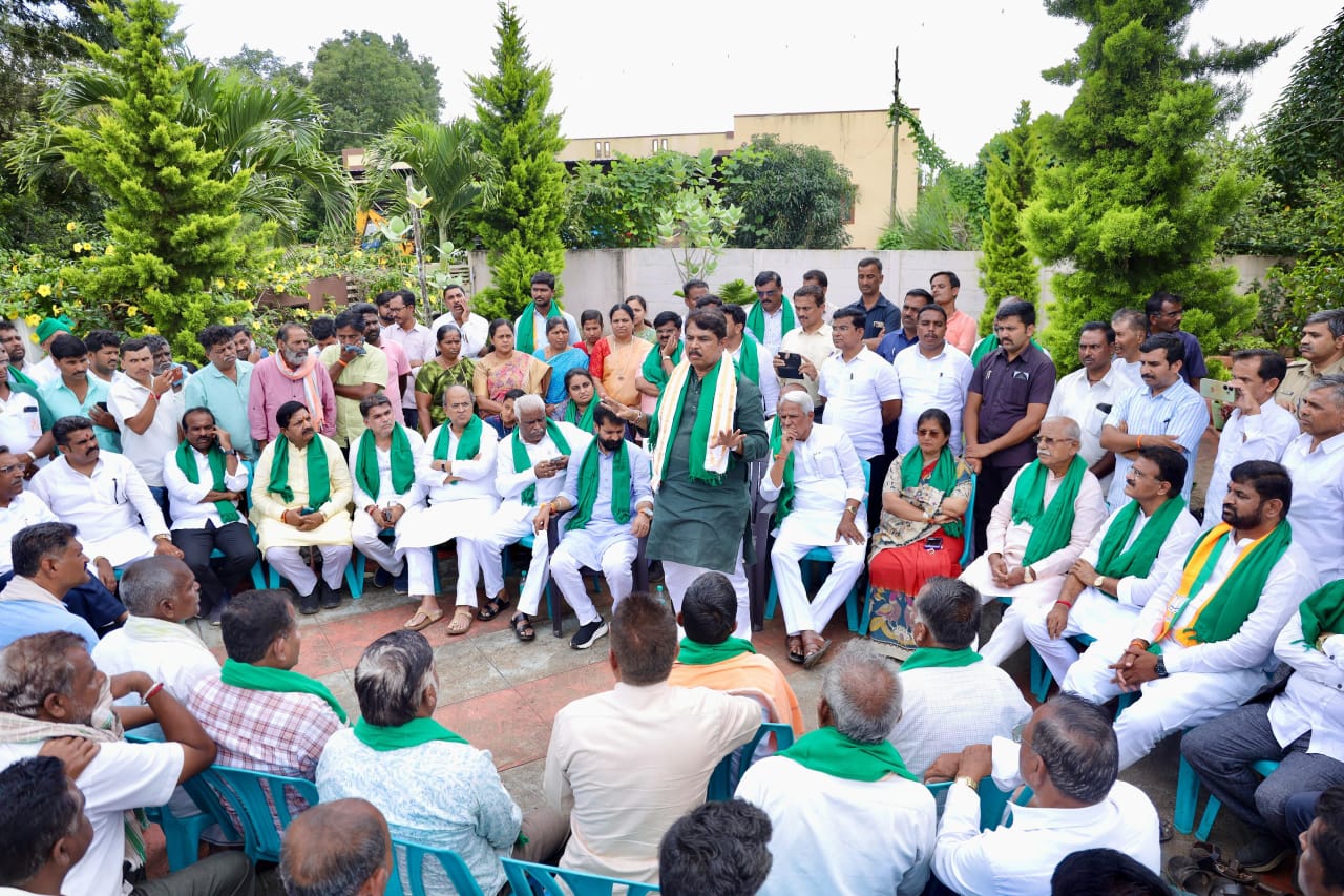 ಬೆಳೆ ಹಾನಿ ಪರಿಶೀಲಿಸಿದ ವಿಪಕ್ಷ ನಾಯಕ ಅಶೋಕ್