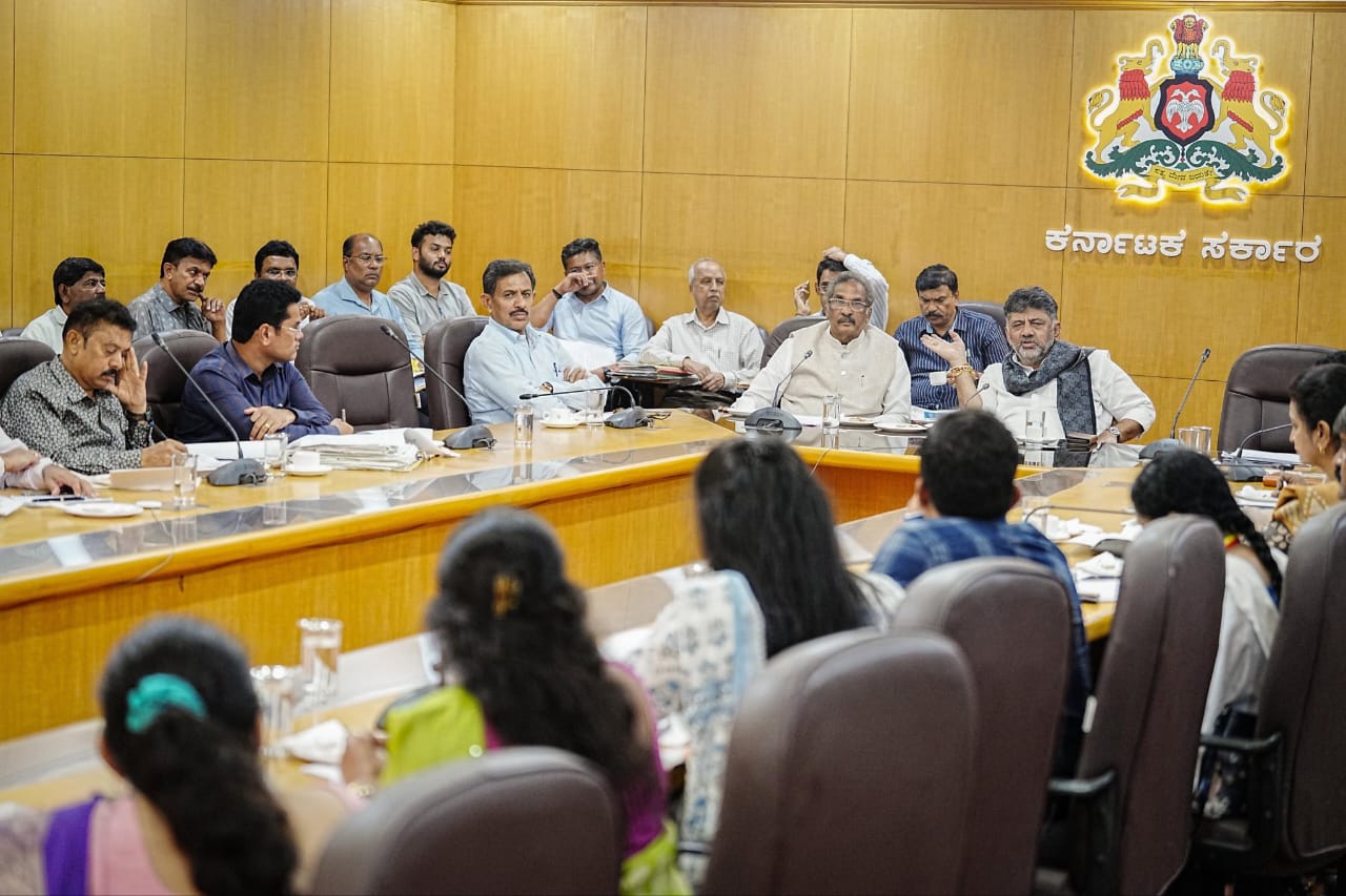 ಅಭಿವೃದ್ಧಿ ಕಾಮಗಾರಿಗಳ ಕುರಿತು ಸಭೆ ನಡೆಸಿದ ಡಿಸಿಎಂ