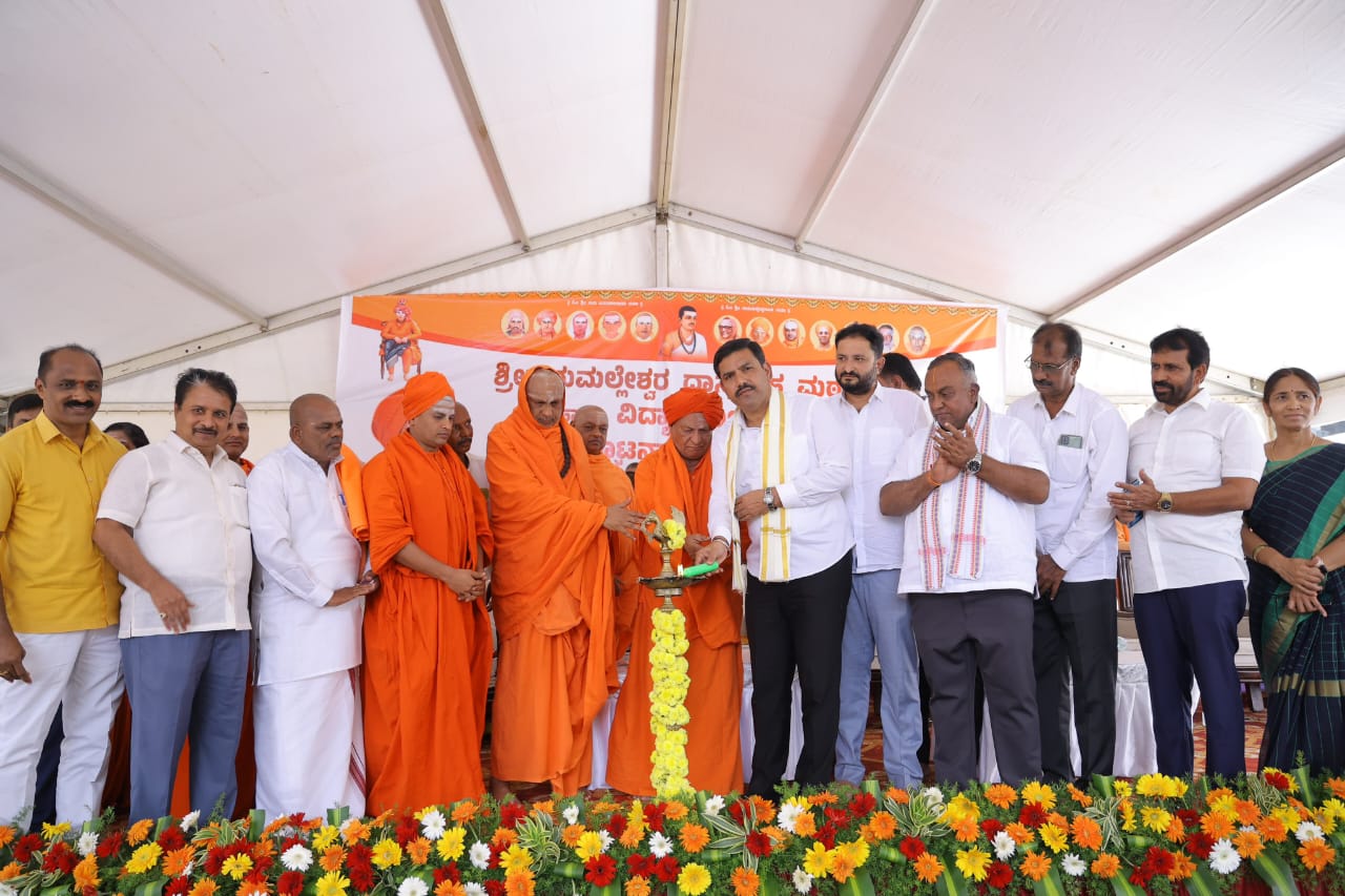 ಕೋಟ್ಯಂತರ ಜನರನ್ನು ಬೆಳೆಸಿದ ಕೀರ್ತಿ ಮಠಮಾನ್ಯಗಳಿಗೆ ಸಲ್ಲುತ್ತದೆ