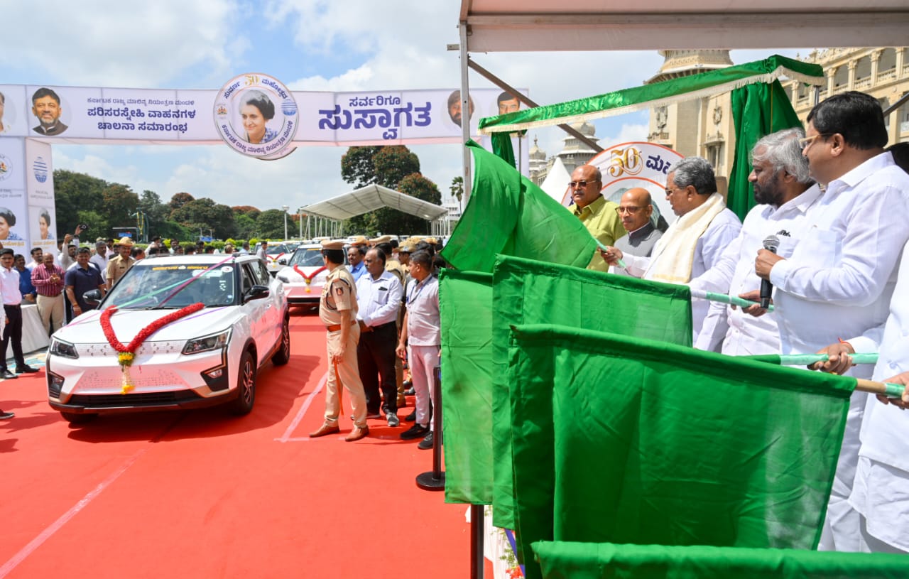 ಪರಿಸರ ಸ್ನೇಹಿ ಇವಿ ವಾಹನಗಳಿಗೆ ಚಾಲನೆ ನೀಡಿದ ಸಿಎಂ ಸಿದ್ದರಾಮಯ್ಯ
