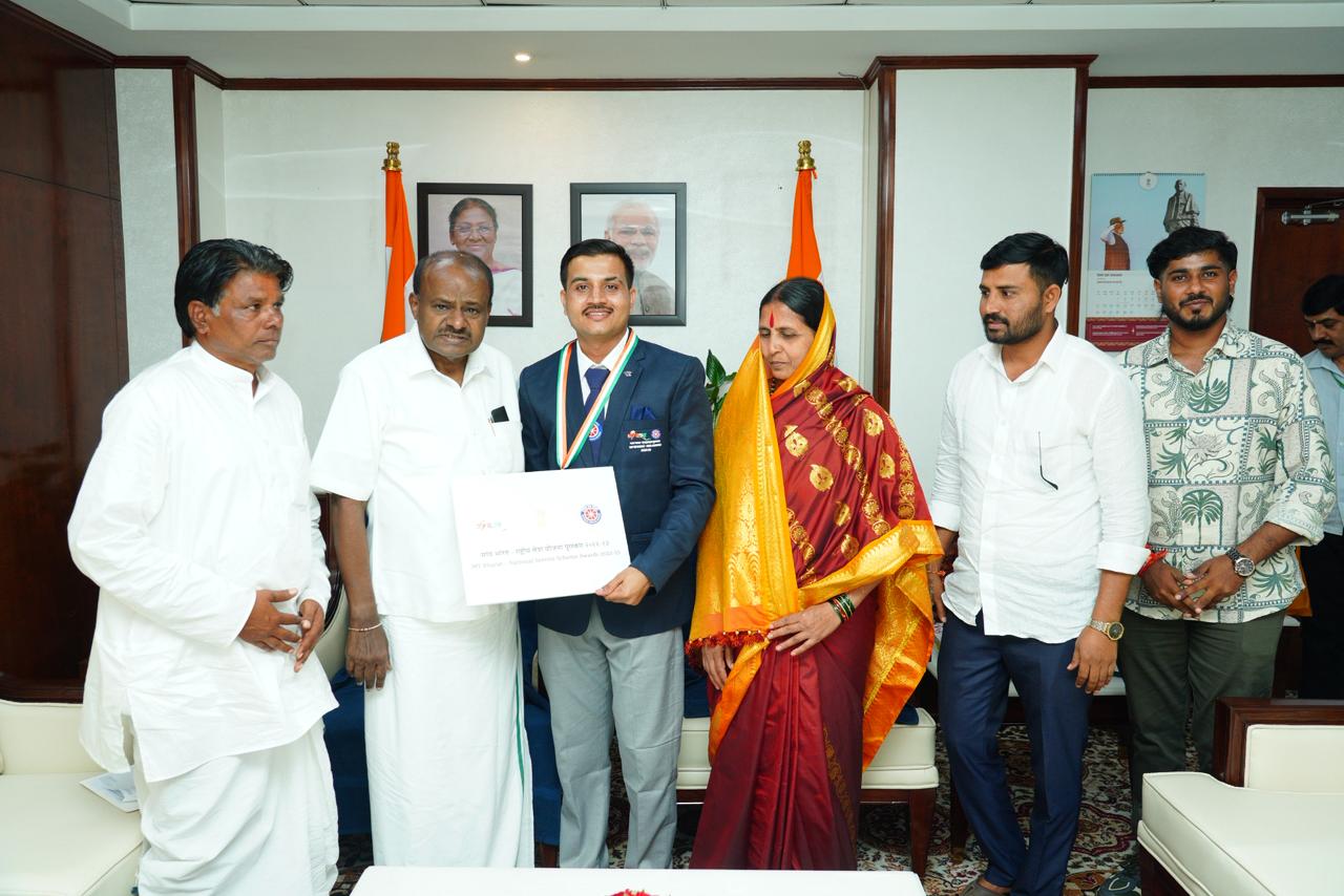 ‘ಮೈ ಭಾರತ್ ರಾಷ್ಟ್ರೀಯ ಸೇವಾ ಯೋಜನೆ’ ಪ್ರಶಸ್ತಿಗೆ ಪಾತ್ರರಾದ ಬಿರಾದಾರ ಅವರನ್ನು ಸನ್ಮಾನಿಸಿ ಕುಮಾರಸ್ವಾಮಿ