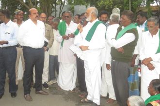 ಈರುಳ್ಳಿ ಹಾನಿಗೆ ಲಕ್ಷ, ಇತರೆ ಬೆಳೆ ಹಾನಿಗೆ 50 ಸಾವಿರ ಪರಿಹಾರ ನೀಡಿ