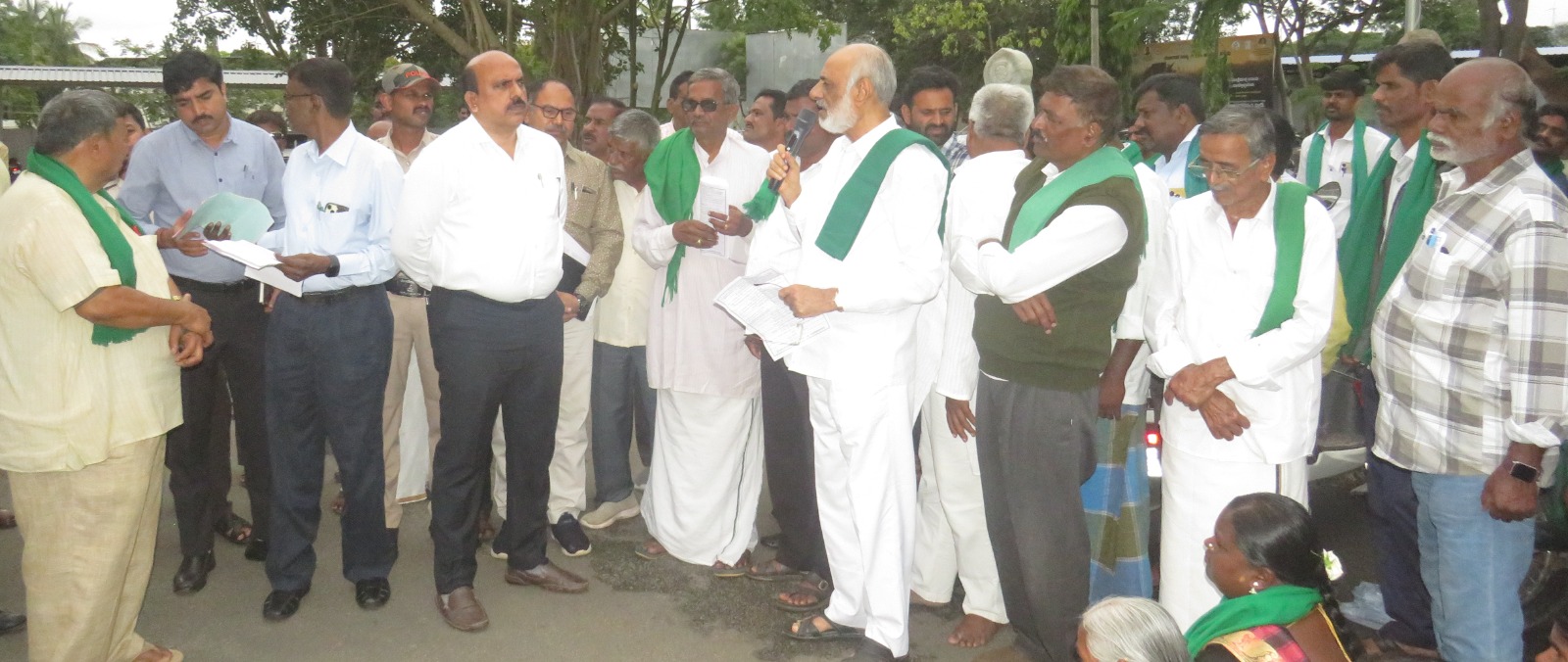 ಈರುಳ್ಳಿ ಹಾನಿಗೆ ಲಕ್ಷ, ಇತರೆ ಬೆಳೆ ಹಾನಿಗೆ 50 ಸಾವಿರ ಪರಿಹಾರ ನೀಡಿ