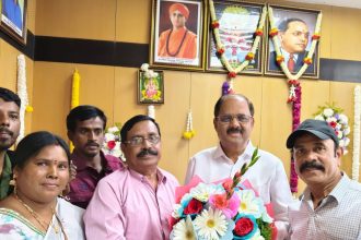 ಭೋವಿ ಅಭಿವೃದ್ಧಿ ನಿಗಮದ ಅಧ್ಯಕ್ಷ ರಾಮಪ್ಪ ಇವರನ್ನು ಸನ್ಮಾನಿಸಿದ ಲಕ್ಷ್ಮಣ್