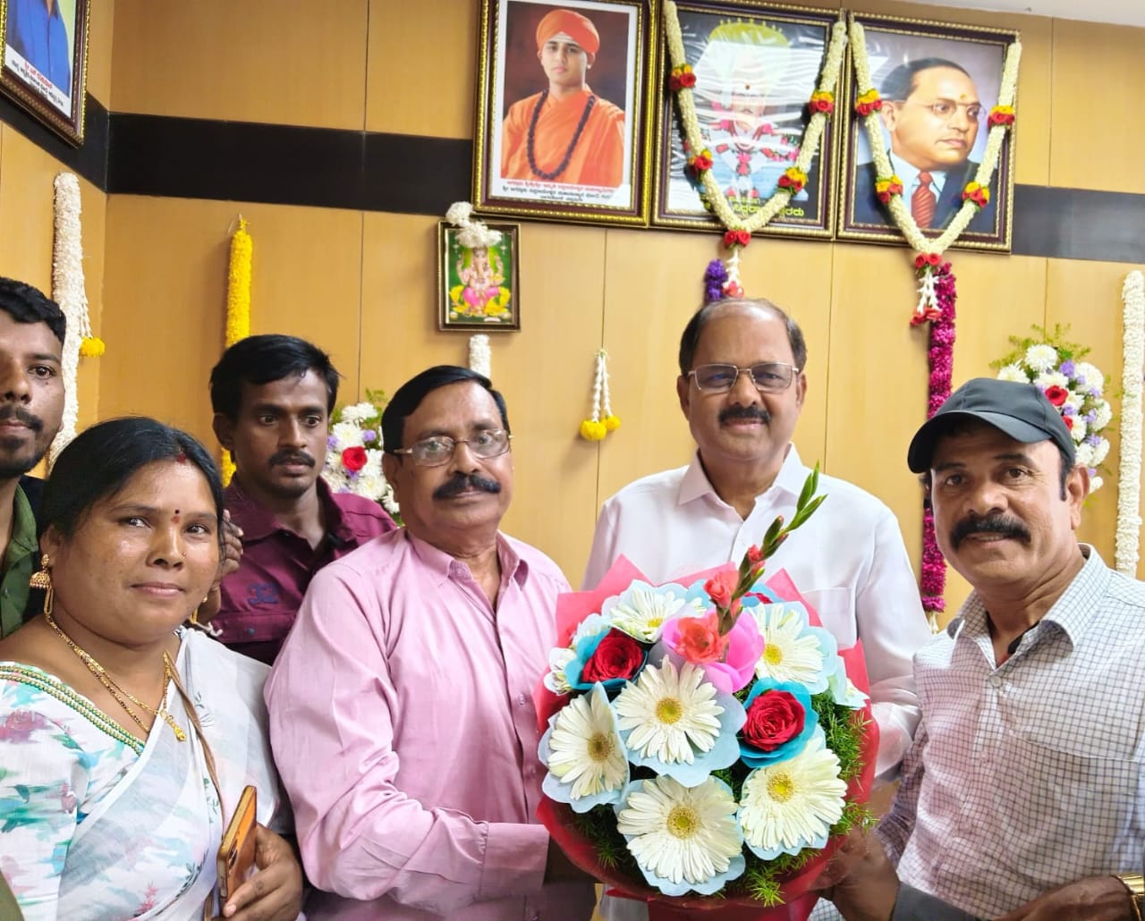 ಭೋವಿ ಅಭಿವೃದ್ಧಿ ನಿಗಮದ ಅಧ್ಯಕ್ಷ ರಾಮಪ್ಪ ಇವರನ್ನು ಸನ್ಮಾನಿಸಿದ ಲಕ್ಷ್ಮಣ್
