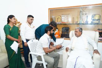 ಸಮೀಕ್ಷಾ ಸಿಬ್ಬಂದಿಗೆ ಮಾಹಿತಿ ನೀಡಿದ ಸಿಎಂ ಸಿದ್ದರಾಮಯ್ಯ