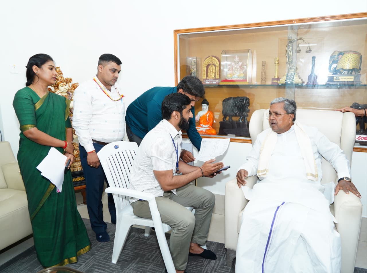 ಸಮೀಕ್ಷಾ ಸಿಬ್ಬಂದಿಗೆ ಮಾಹಿತಿ ನೀಡಿದ ಸಿಎಂ ಸಿದ್ದರಾಮಯ್ಯ