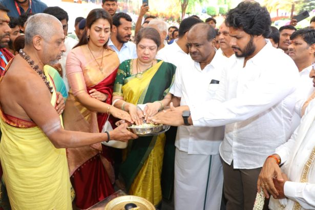 ಹಾಸನಾಂಬ ದೇವಸ್ಥಾನಕ್ಕೆ ಕುಟುಂಬ ಸಮೇತವಾಗಿ ಭೇಟಿ ನೀಡಿದ ನಿಖಿಲ್ ಕುಟುಂಬ