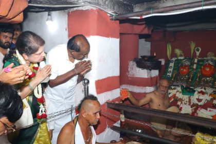 ಹಾಸನಾಂಬೆ ದರ್ಶನ ಪಡೆದ ಹೆಚ್ ಡಿಕೆ ಕುಟುಂಬ