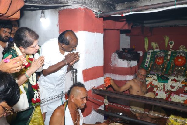 ಹಾಸನಾಂಬೆ ದರ್ಶನ ಪಡೆದ ಹೆಚ್ ಡಿಕೆ ಕುಟುಂಬ