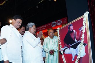 ಕನಕದಾಸರು – ನಾರಾಯಣಗುರುಗಳ ಆದರ್ಶಗಳನ್ನು ಜೀವನದಲ್ಲಿ ಪಾಲಿಸಬೇಕು-ಸಿಎಂ