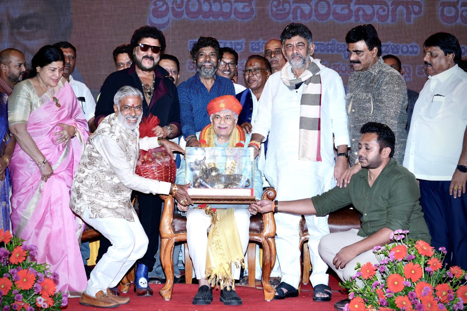 ಹಿರಿಯ ಕಲಾವಿದರಿಗೆ ಗೌರವ ಅಭಿನಂದನೆ ಸಲ್ಲಿಸಿದ ಡಿಸಿಎಂ ಶಿವಕುಮಾರ್