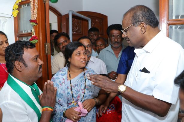 ಸಾರ್ವಜನಿಕರ ಅಹವಾಲು ಸ್ವೀಕರಿಸಿ ಸಮಸ್ಯೆ ಆಲಿಸಿದ ಕುಮಾರಸ್ವಾಮಿ